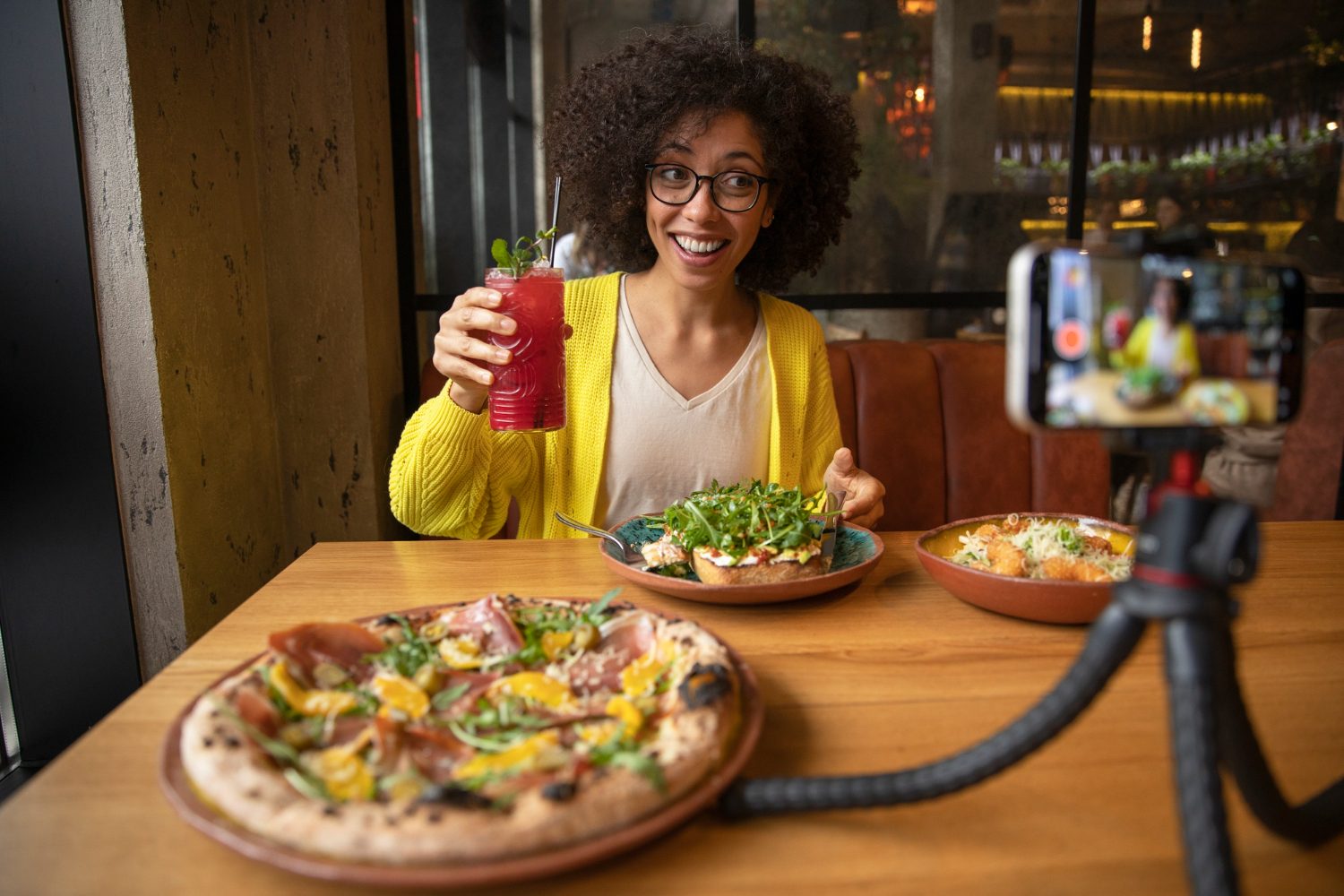 food bloggers who often visit cafes