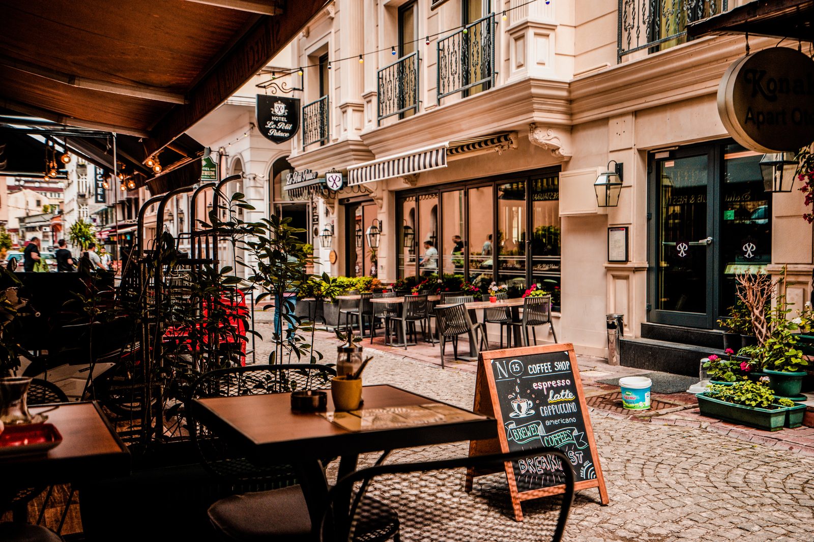 nstagrammable Cafes in Mumbai: Crafting Spaces for Viral Social Media Moments